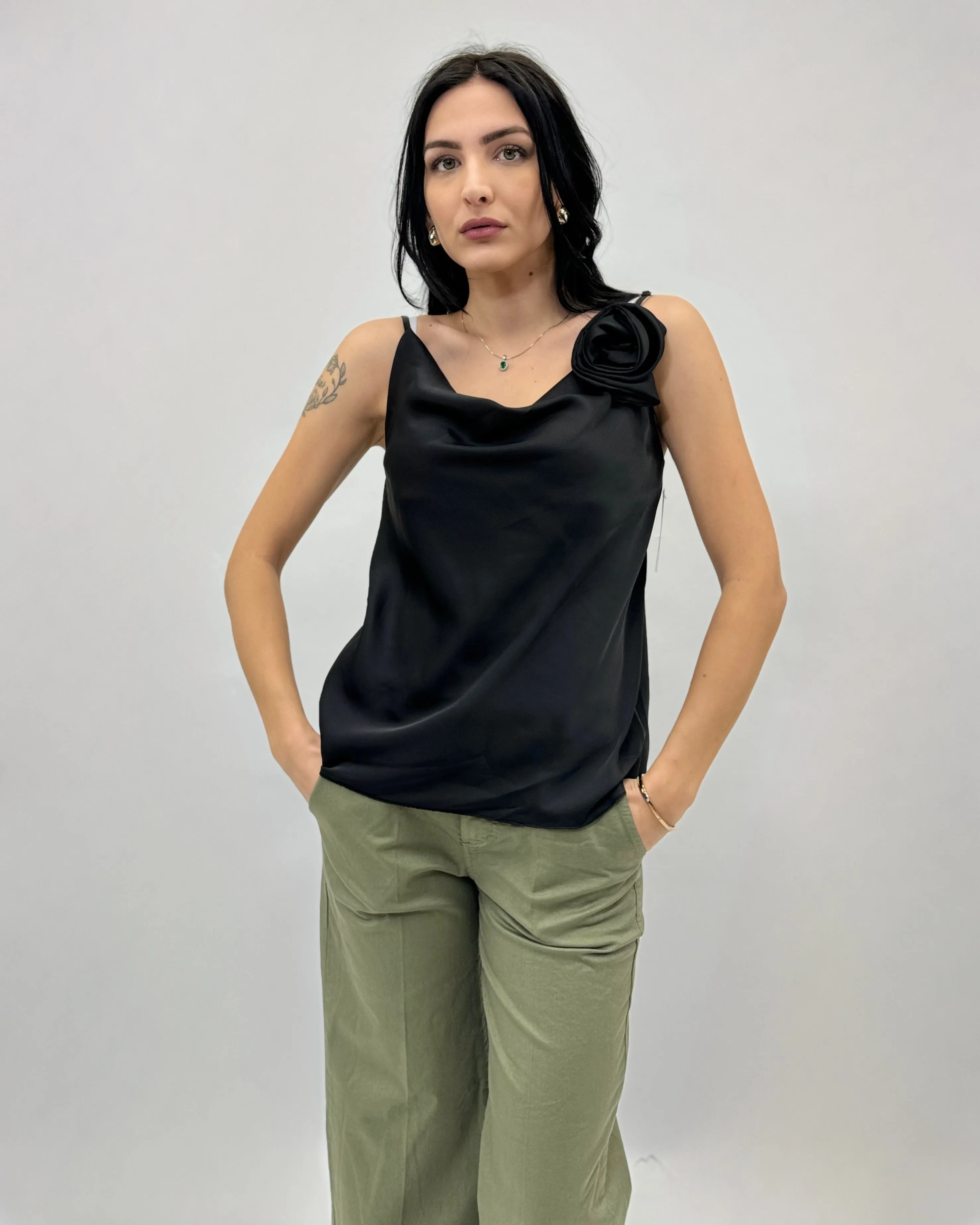 Top in raso con fiore